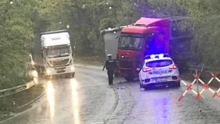 Тир и микробус катастрофираха в Хаинбоаз