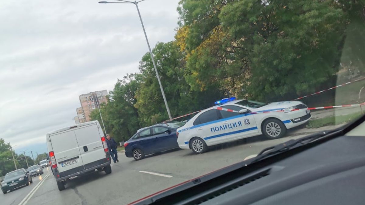 Сигнал до БЛИЦ: Жесток екшън с полицаи, стрелба и ранени на столичен булевард СНИМКА 