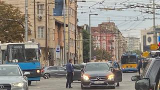 Извънредно в БЛИЦ! Блондинка с чисто нов Мерцедес забърка голям екшън на Петте кьошета СНИМКИ