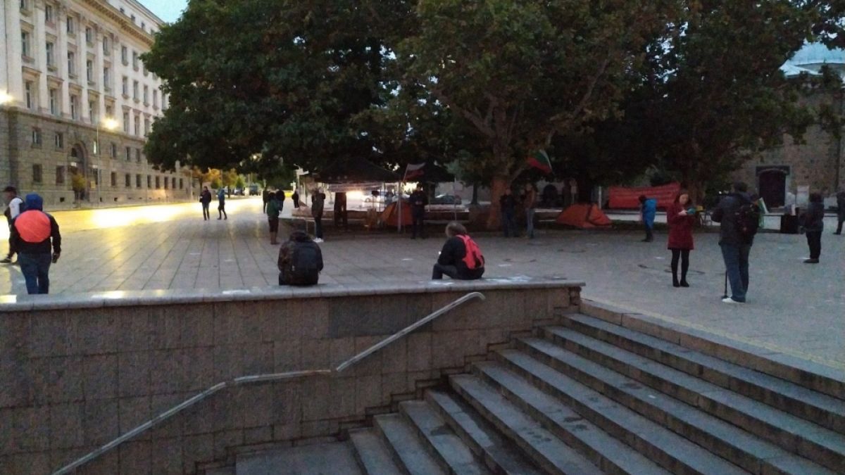Пълна скръб в 93-ия ден на протестите срещу властта СНИМКИ