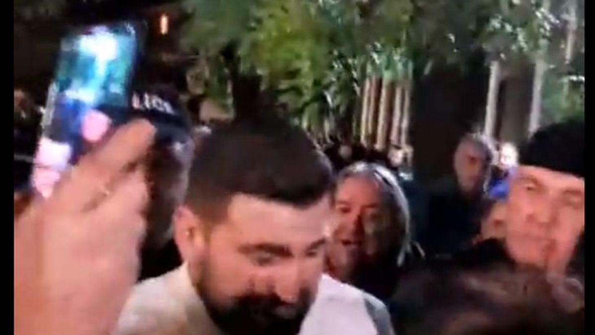Екшън и преследване между протестиращи и Новаков от ГЕРБ, издебнаха го след "Панорама" и стана страшно ВИДЕО