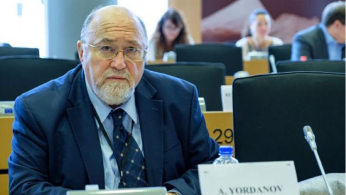 Александър Йорданов изригна след грозния екшън пред БНТ: Това не са протестиращи, а...