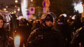 Въоръжени с метални пръти щурмуваха полицейски участък в Париж ВИДЕО 