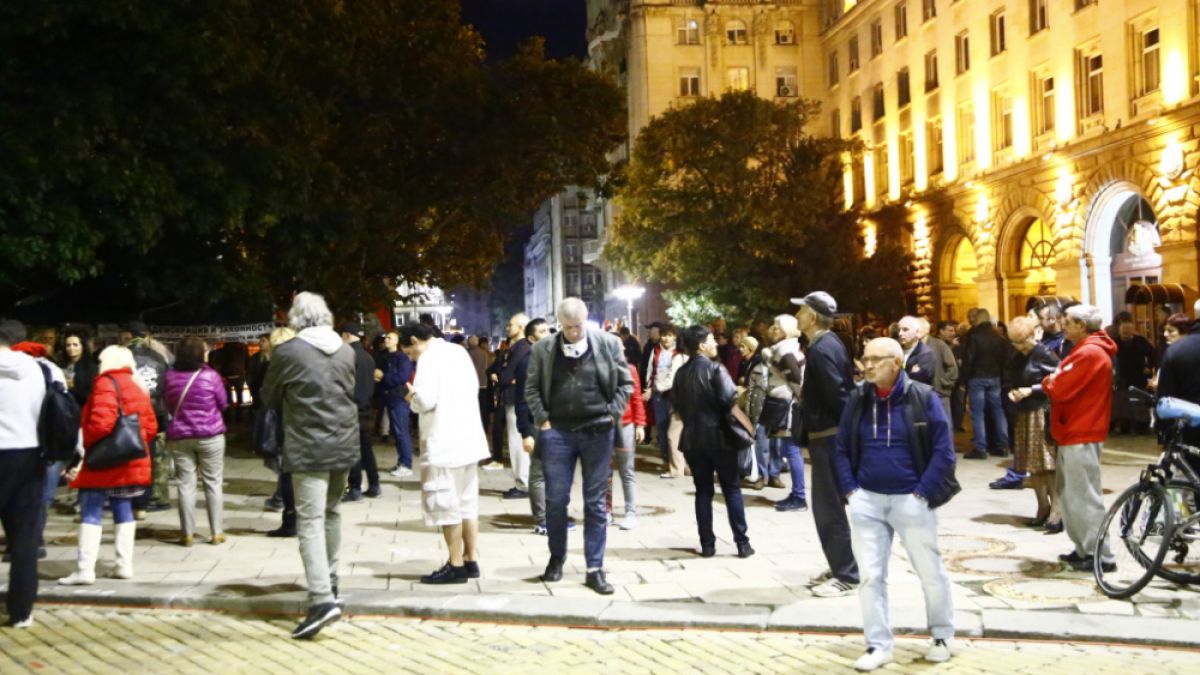 Шепа протестиращи блокираха "Цар Освободител" в София СНИМКИ