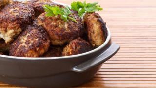 Вкусотия: Всички у дома са луди по тези бабини кюфтенца