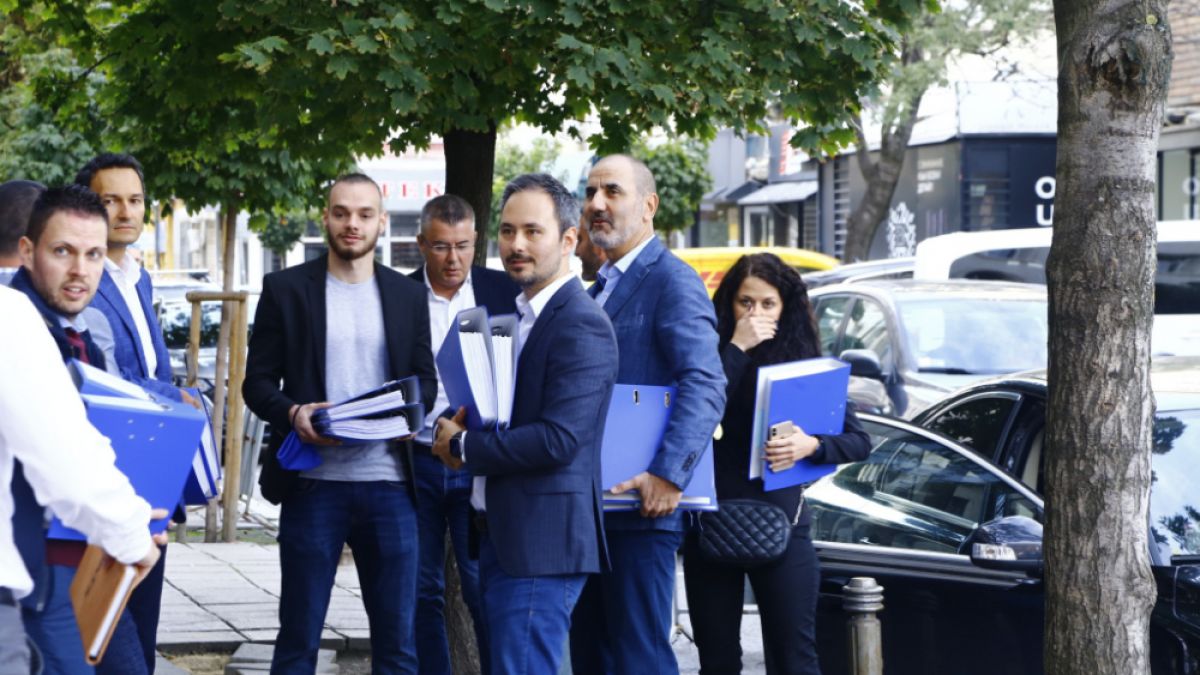 Цветанов се връща в политиката със синя папка СНИМКИ