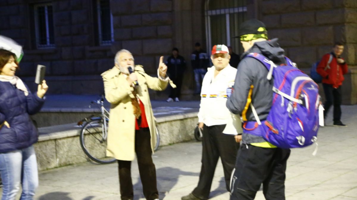 Напрежение в София! Легендарен протестиращ грабна микрофона и на "Отровното трио" им призля БЛИЦ TV 