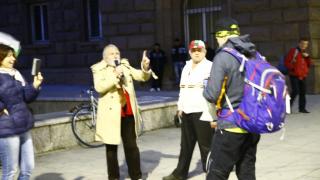 Напрежение в София! Легендарен протестиращ грабна микрофона и на "Отровното трио" им призля БЛИЦ TV 