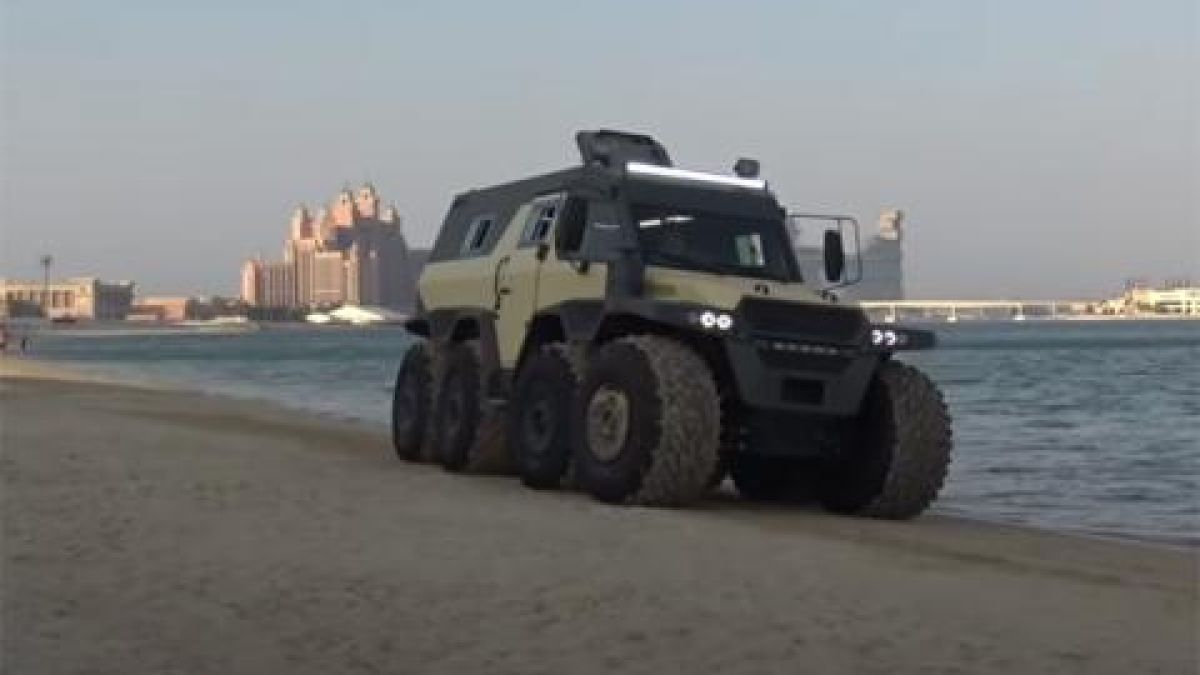Блондинка тества най-бруталния руски всъдеход "Шаман 8x8" в Дубай ВИДЕО