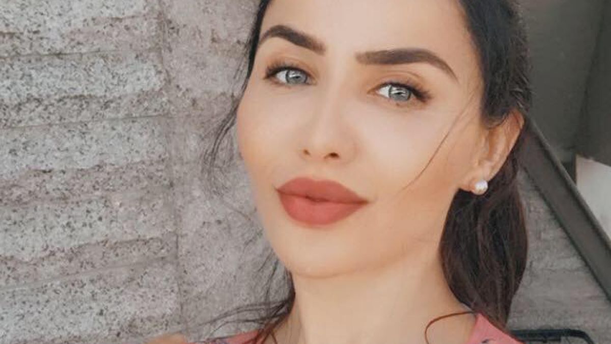 Опасна близост! Вижте с кого е Елен Колева и какво прави... СНИМКИ