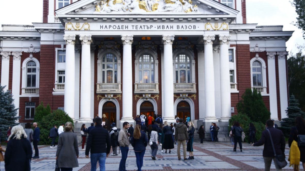 Шепа протестиращи щъкат по жълтите павета в София СНИМКИ