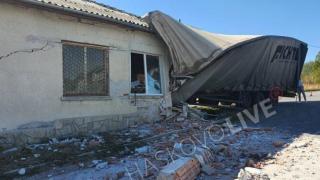 ТИР се заби като торпедо в дърводелски цех в Горски извор СНИМКИ 