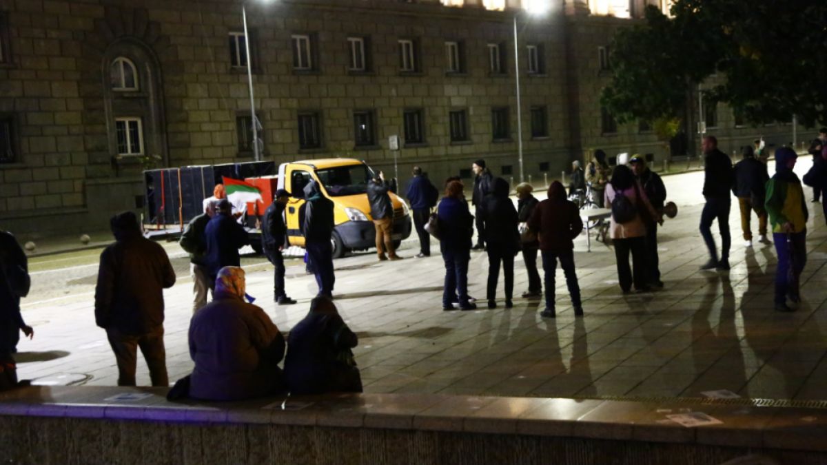 Лъскави мерцедеси се врязаха в протеста в София! Такова нещо не се бе случвало досега СНИМКИ