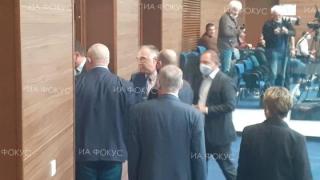 Екшън в НС: Депутати от БСП и ГЕРБ се спречкаха заради мистериозна папка на Гърневски 