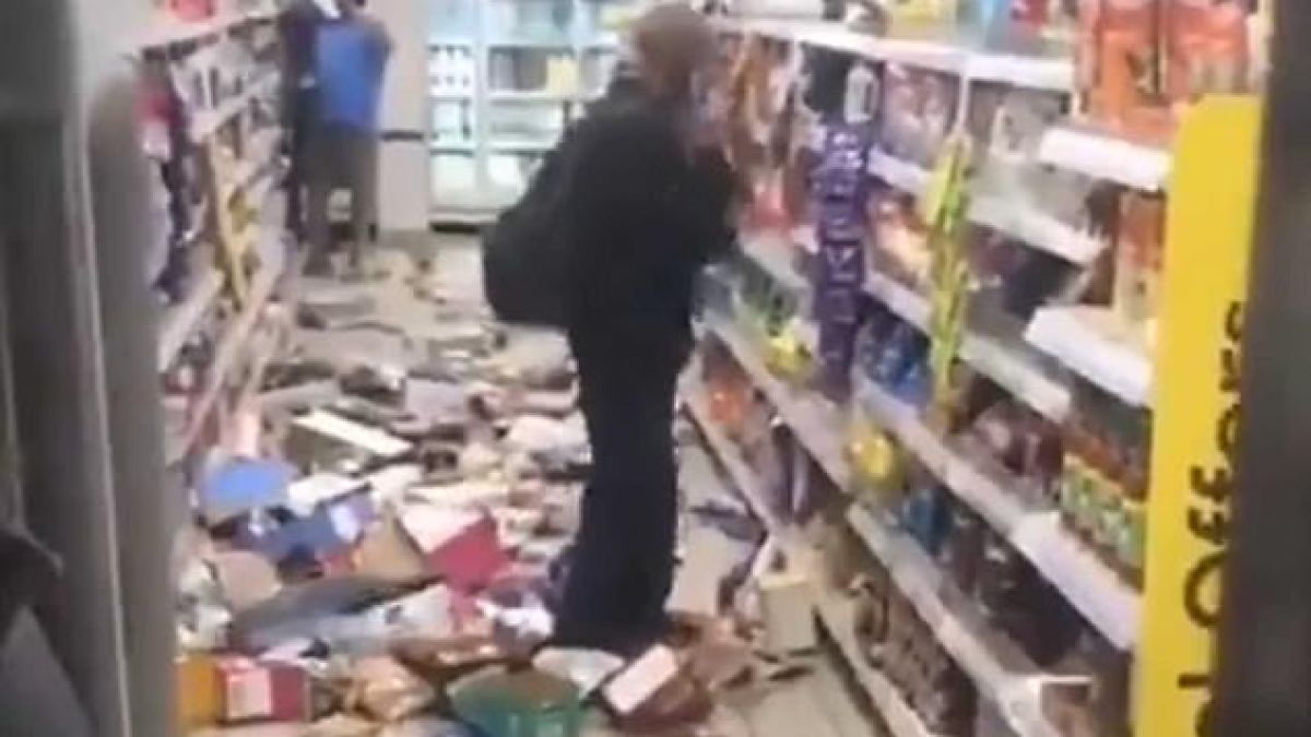 Бесен клиент вдигна във въздуха магазин заради забележка за маска ВИДЕО