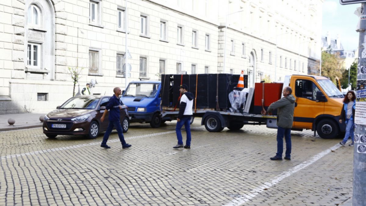 Протестиращи блокираха възлов булевард, на жълтите павета гъмжи от полиция СНИМКИ