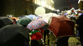 Протестиращите тръгнаха на шествие, но не към Орлов мост, а... СНИМКИ 