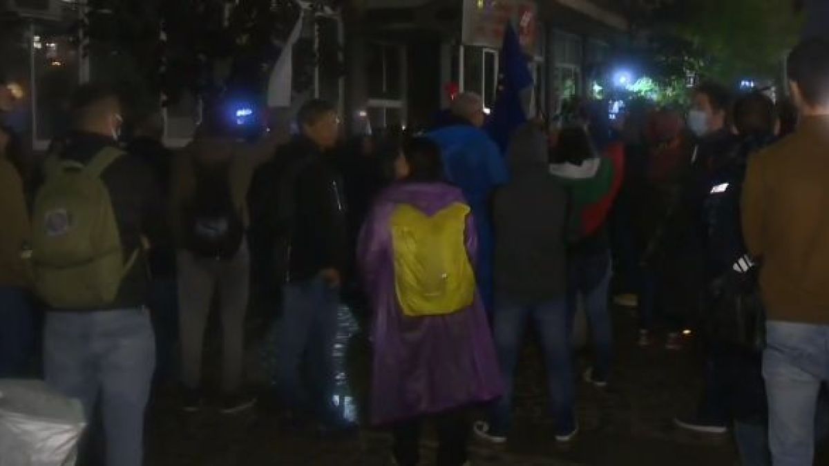 Прецакани от "Панорама" протестъри се мъчат да нахлуят в БНТ, но... СНИМКИ