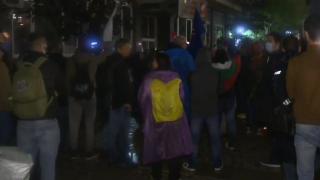 Прецакани от "Панорама" протестъри се мъчат да нахлуят в БНТ, но... СНИМКИ