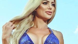 Майка на 4 деца след развод стана "момиче на годината" на Playboy СНИМКИ