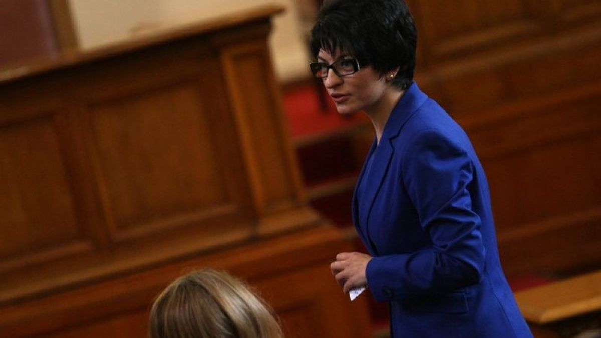 Десислава Атанасова потъна в скръб след загубата на проф. Хубчев