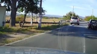 Шофьор втрещи всички с безумните си действия на жп прелез ВИДЕО 
