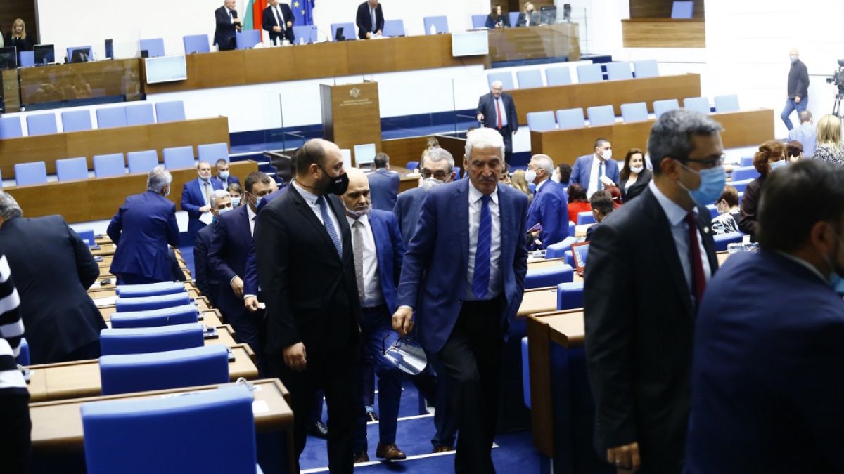 Извънредно от НС: Порязаха ГЕРБ за Велико народно събрание, Борисов остава на власт