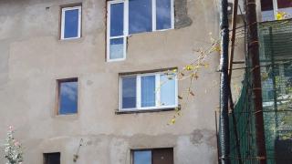 Архитектурно чудо: Мрежата гърми от пернишката Врата за свекърви СНИМКИ