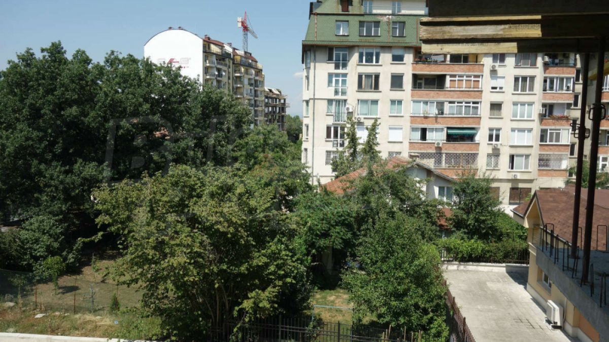 Любовници правят секс в двора на блок, съседи коментират срамотията ВИДЕО 18+