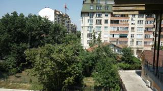 Любовници правят секс в двора на блок, съседи коментират срамотията ВИДЕО 18+