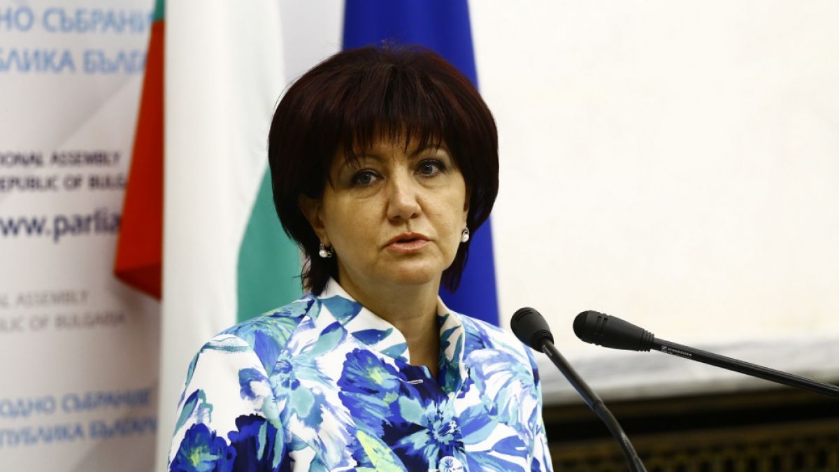 Погребват бащата на Караянчева в...