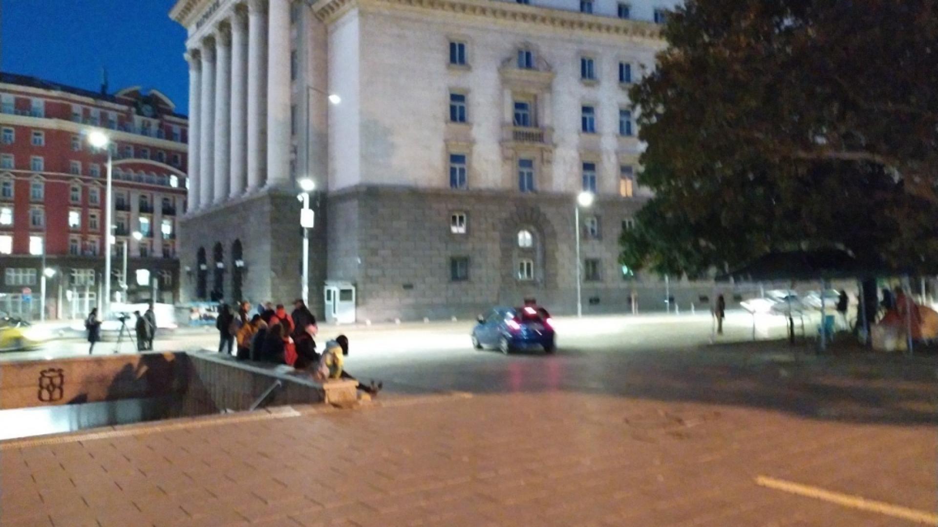 Няма дъжд, но пак пустош на Ларгото в 104-та вечер на протеста СНИМКИ