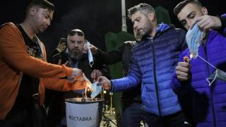 Протестиращи горят маски на "Орлов мост" СНИМКИ 