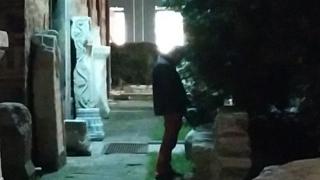 Протестиращ с гнусна и миризлива изцепка на метри от кабинета на Румен Радев СНИМКИ