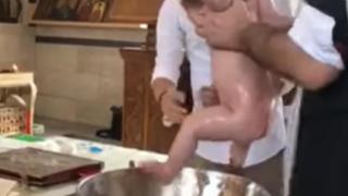 Шокиращи кадри от кръщене: Свещеник малтретира бебе, а родителите му... ВИДЕО