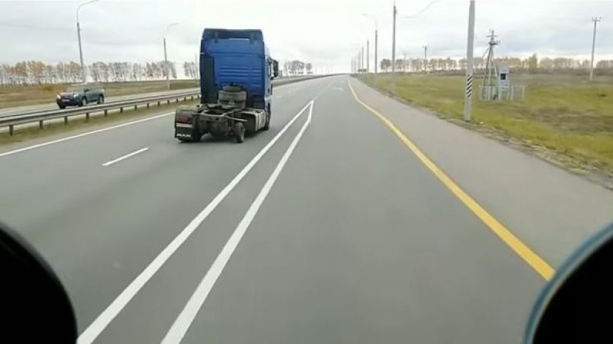 Смайващо ВИДЕО: Тир шпори с гума от лека кола