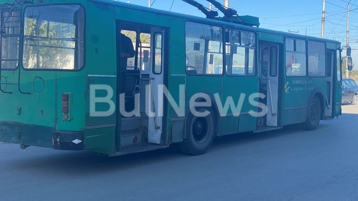 Ужас във Враца:  Жена насочи зареден пистолет срещу бременна в тролей, 4 патрулки го обградиха СНИМКИ