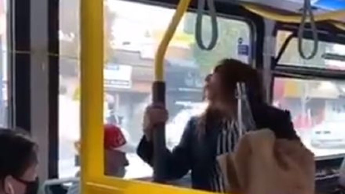 COVID-19 атака: Жена без маска наплю мъж в рейса, отговорът беше брутален ВИДЕО