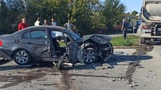 Камион и БМВ се помляха край Хитрино СНИМКИ 