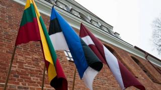 Трима външни министри под карантина след контакт със заразен колега 