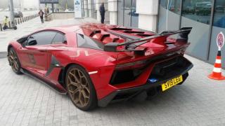 Класика като Vivaldi: Lamborgini с лепенка на инвалид блокира тротоар в София СНИМКА