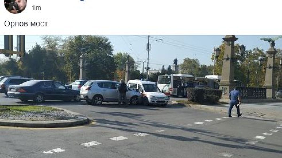 Първо в БЛИЦ! Брутална катастрофа с линейка на "Орлов мост" в София