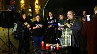Шепа хора ожалиха протеста с поп и жалейки СНИМКИ