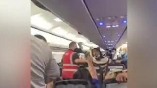 Свада: Пътник без маска провокира масово сбиване на борда на самолет ВИДЕО 18+
