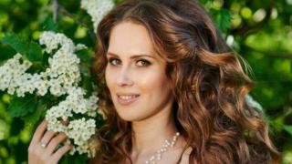 Убитата преподавателка с отрязания пръст побърквала мъжете с красотата си СНИМКИ