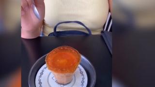Момиче се опита да пробва екзотичен десерт, но стана конфуз ВИДЕО