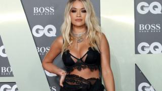 Рита Ора се пусна с увиснали гърди в невидим бански СНИМКИ 18+