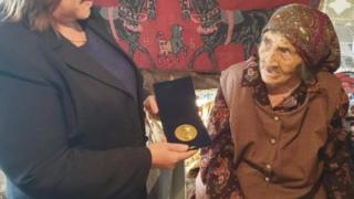 Баба Неви чукна стотака с вино и ракия СНИМКИ