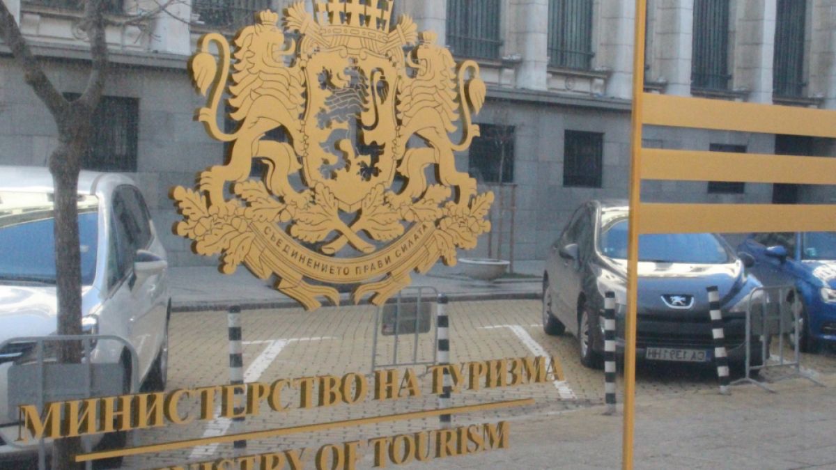 Извънредно! Затварят Министерството на туризма, заразена с К-19 е...