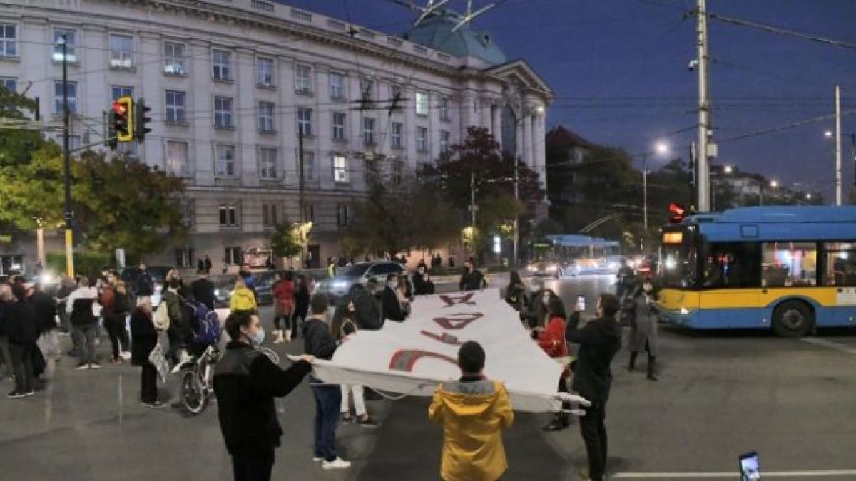 Напрежение: Студенти блокираха движението пред СУ